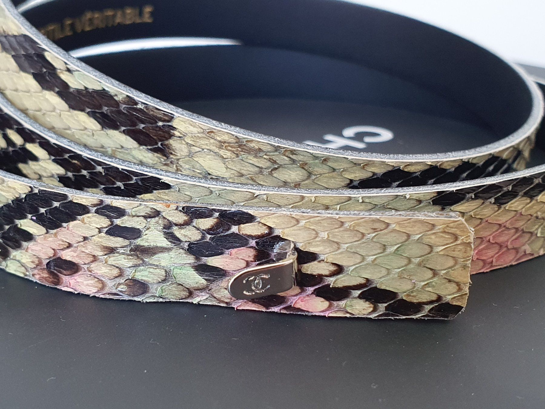 Chanel Cinture: CHANEL Taillen Gürtel Python Leder CC Logo – Usato da Wängi venduto da Pambola 4