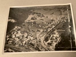 Moutier, Bahnhof, Flugbild, Vorlage für Ansichtskarte 1950