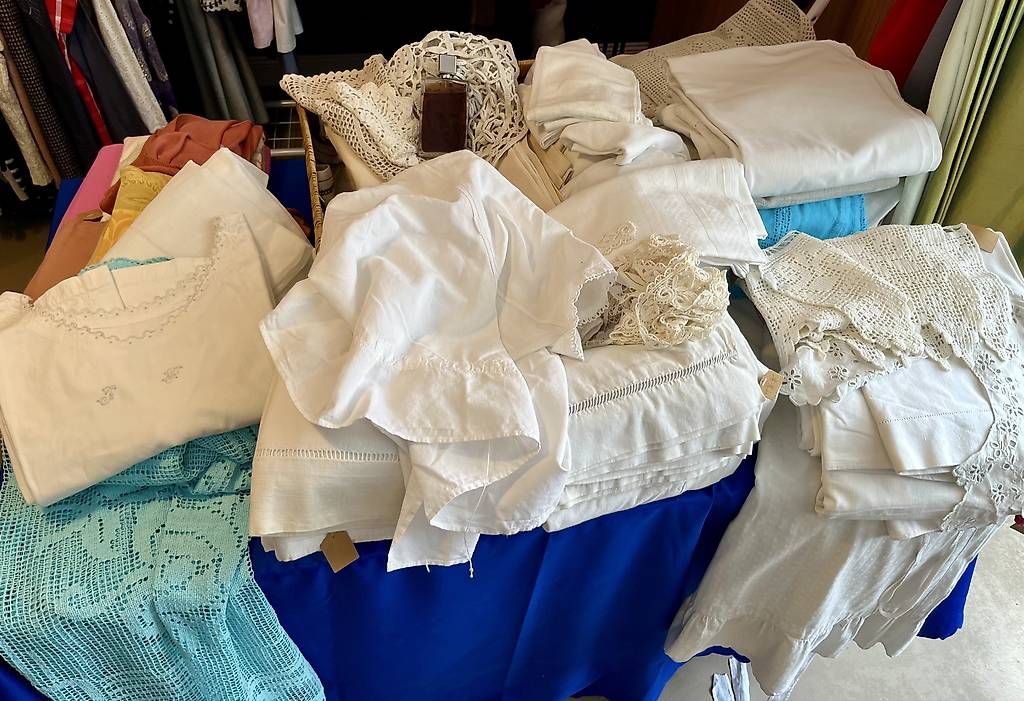 Jacken: VIDE-DRESSING sur Font en RDV privé  – Gebraucht aus Font von Etvous 2
