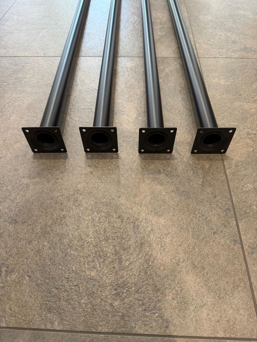 Autre mobilier: 4 Tischbeine, schwarz 80cm lang – Neuf (Voir description) à Sissach par tapasu 1