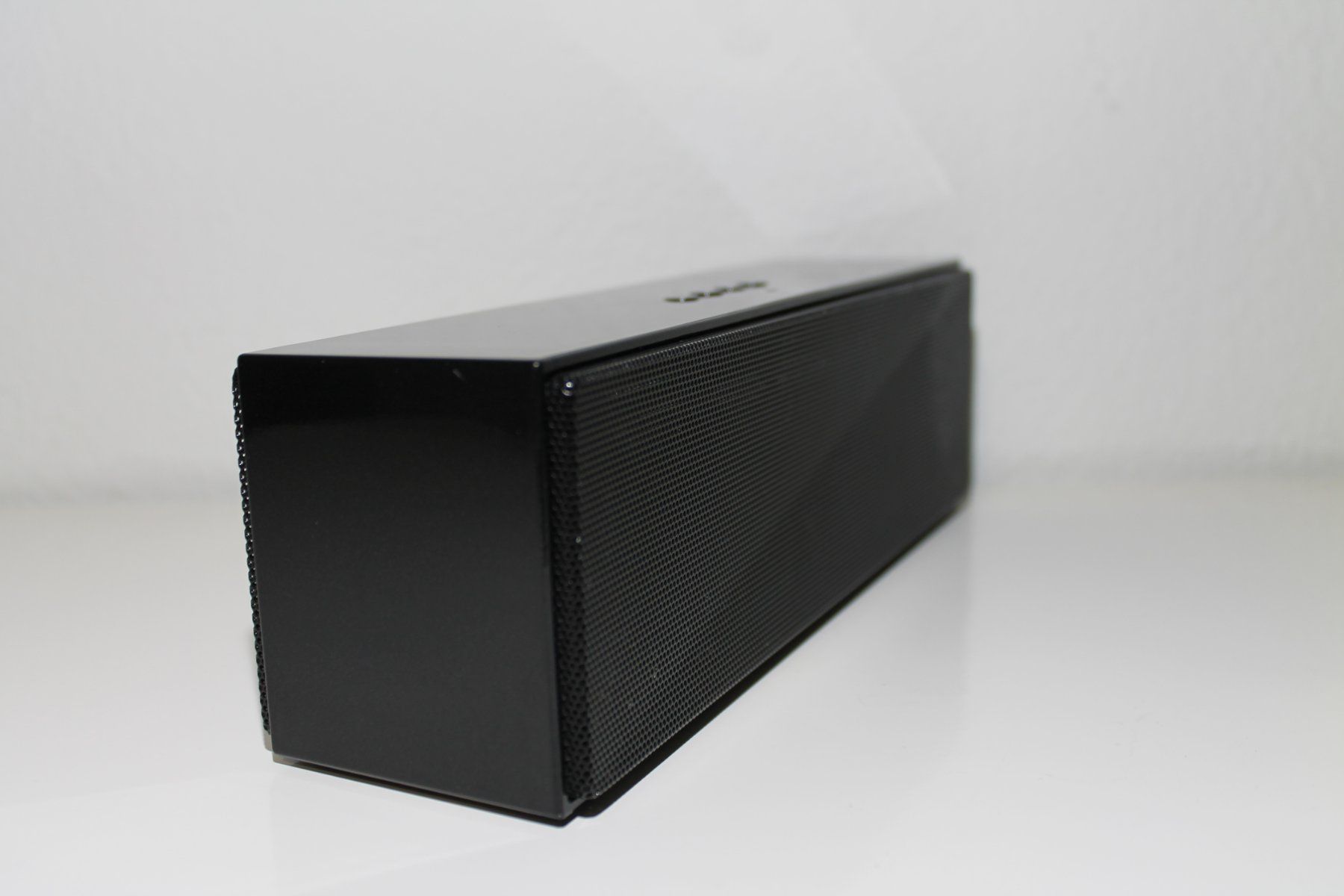 Amazon Casse acustiche: AmazonBasics GROSSER tragbarer Bluetooth-Lautsprecher – Usato da Basel venduto da David25 2