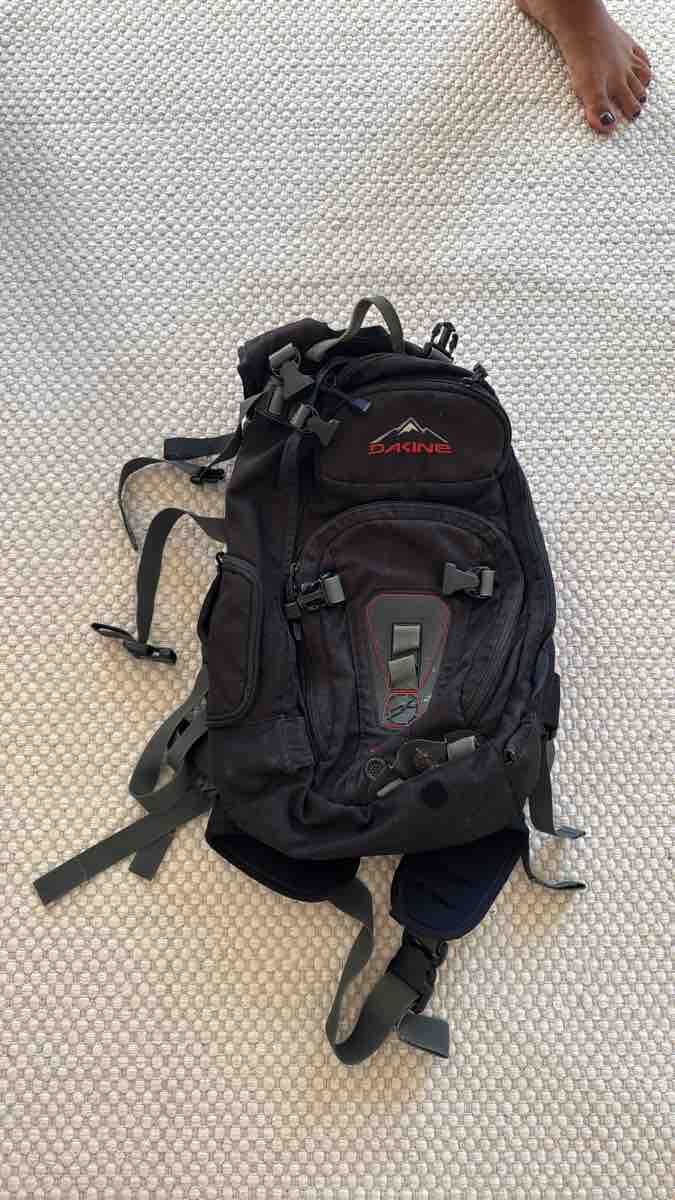 Dakine Sacs à dos: Dakine Backpack black multi-compartment acceptable – D'occasion à Zürich par mdoenier
