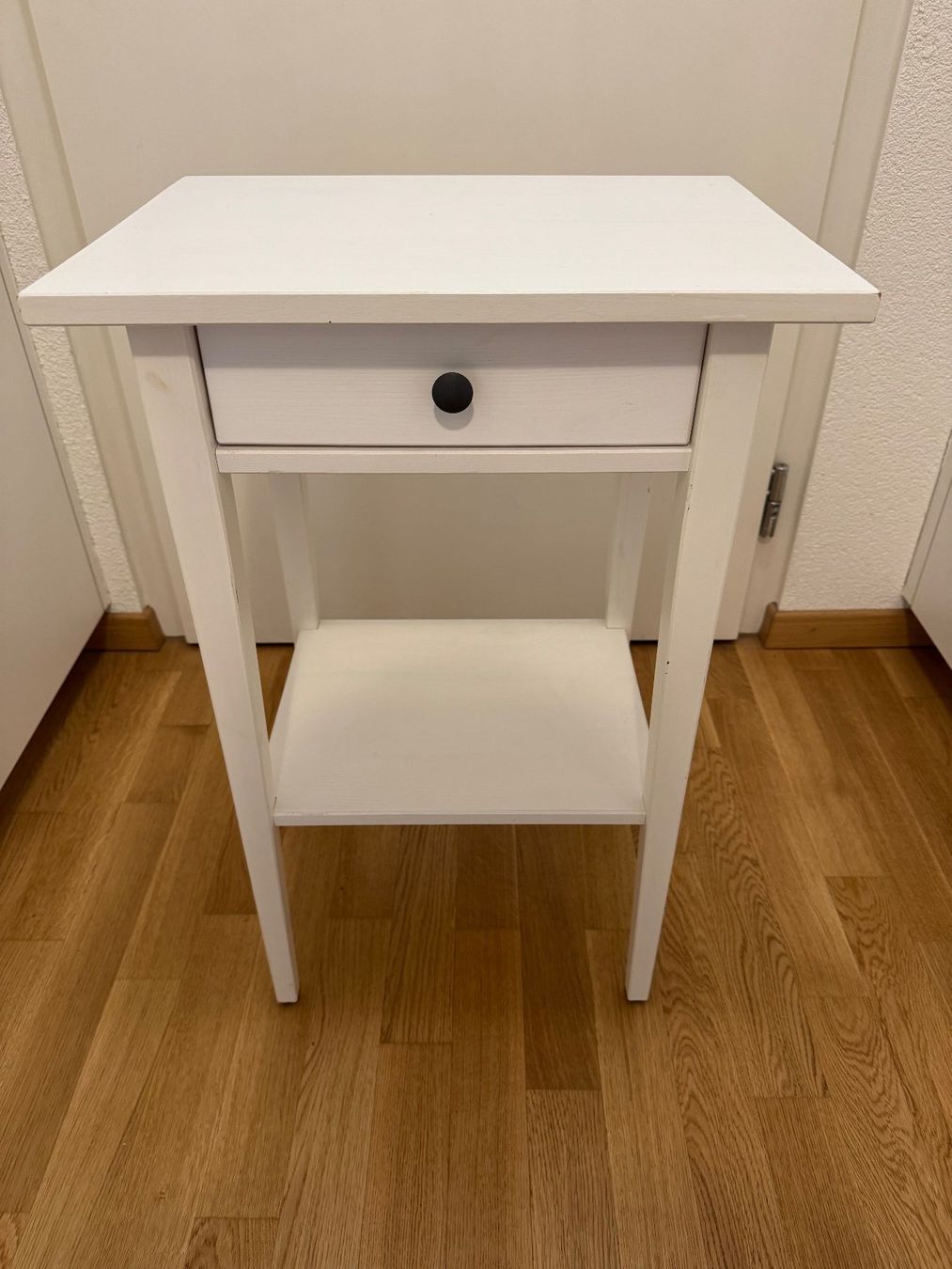 Ikea Tavoli: Ikea Hemnes Ablagetisch in weiß – Usato da St. Gallen venduto da gre_66hc