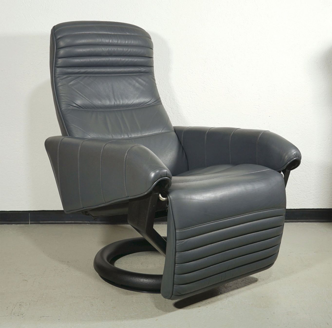 Poltrone: Dänischer Designklassiker Relaxsessel Action Recliner – Usato da Meggen venduto da Trouvaillen