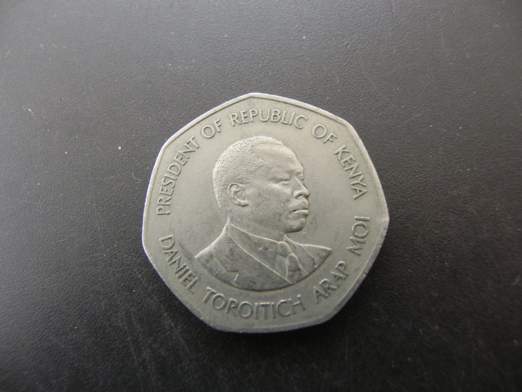 Tutti le monete: Kenya 5 Shillings 1985 – Usato da Biel/Bienne venduto da Gogolozi 1