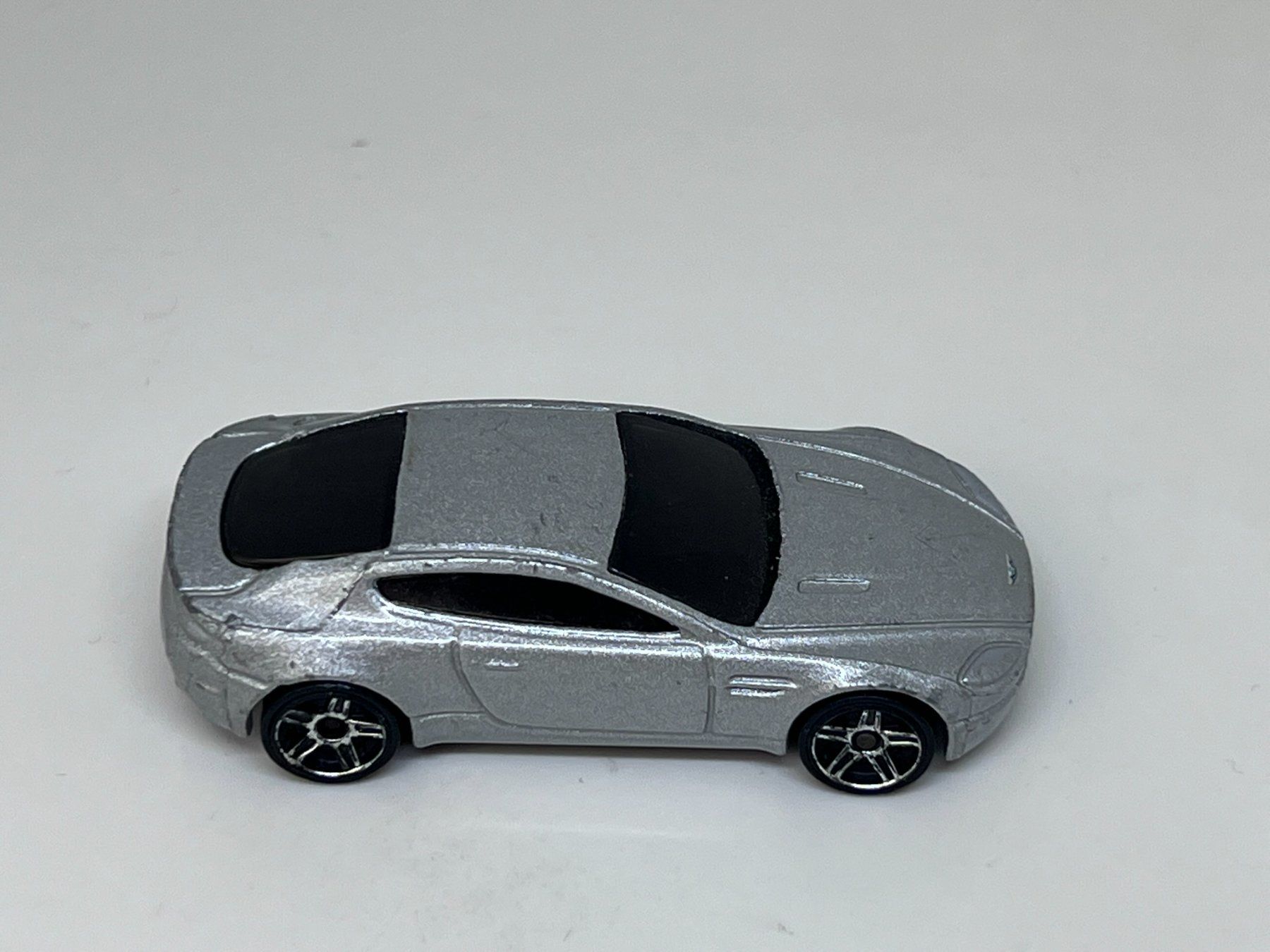 Hot Wheels Modellini d'auto: Hot Wheels Aston Martin V8 Vantage #72 – Usato da Wildegg venduto da LaaBoutique 1
