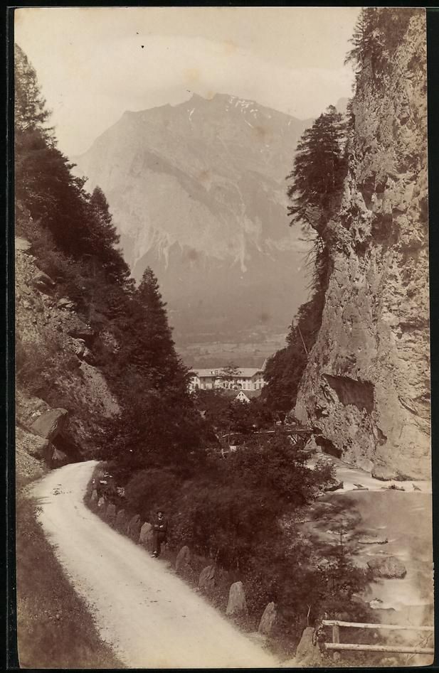 Fotografie & Manifesti: Fotografie Ragaz, Strassenverlauf mit Bl – Usato da Berlin venduto da bartko-reher