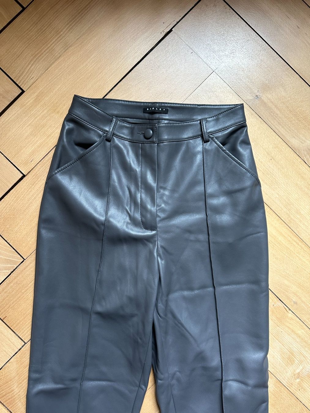 Sisley Pantalons: SISLEY - Kunstleder Hose grau 34 – D'occasion à Zürich par Diazaio 1