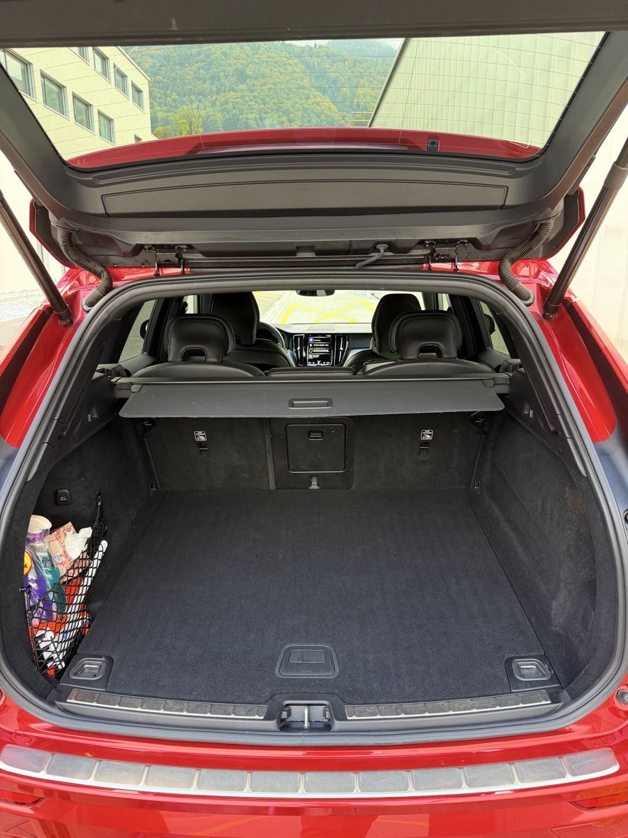 Volvo Automobili: Volvo XC60 B4 R-Design – Usato da Schübelbach venduto da R46R 7