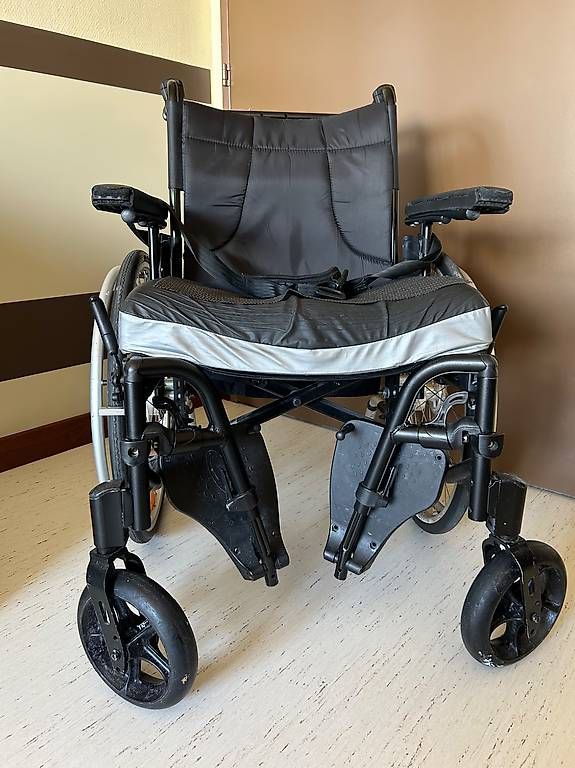 Sedie a rotelle: Fauteuil roulant manuel d'occasion – Usato da moudon venduto da c_pavlos