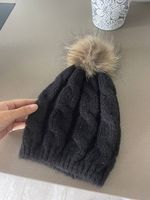 Strickmütze schwarz mit Fellzottel beige