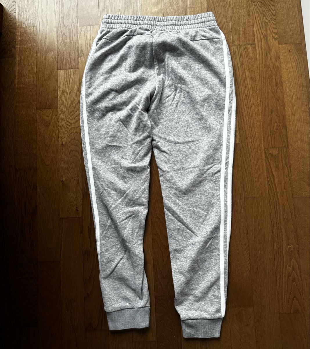 Adidas Pantaloni: Adidas Jogginghose, Grau mit Streifen – Usato da Rorschach venduto da 5TORO5 1