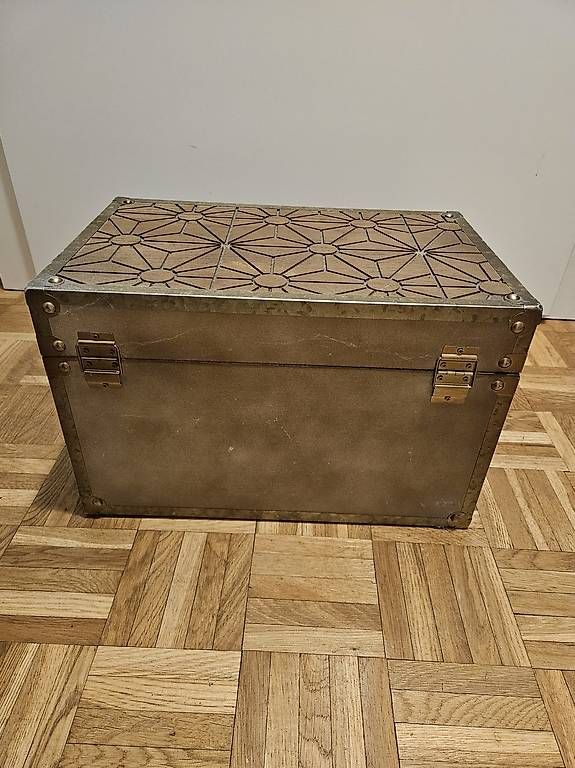 Truhen: Holztruhe mit Metallrahmen – Gebraucht aus Winterthur von adr_x9ck