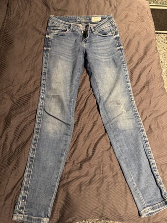 Coole Jeans mit Nietenbesatz, Gr. 38, Top Zustand!