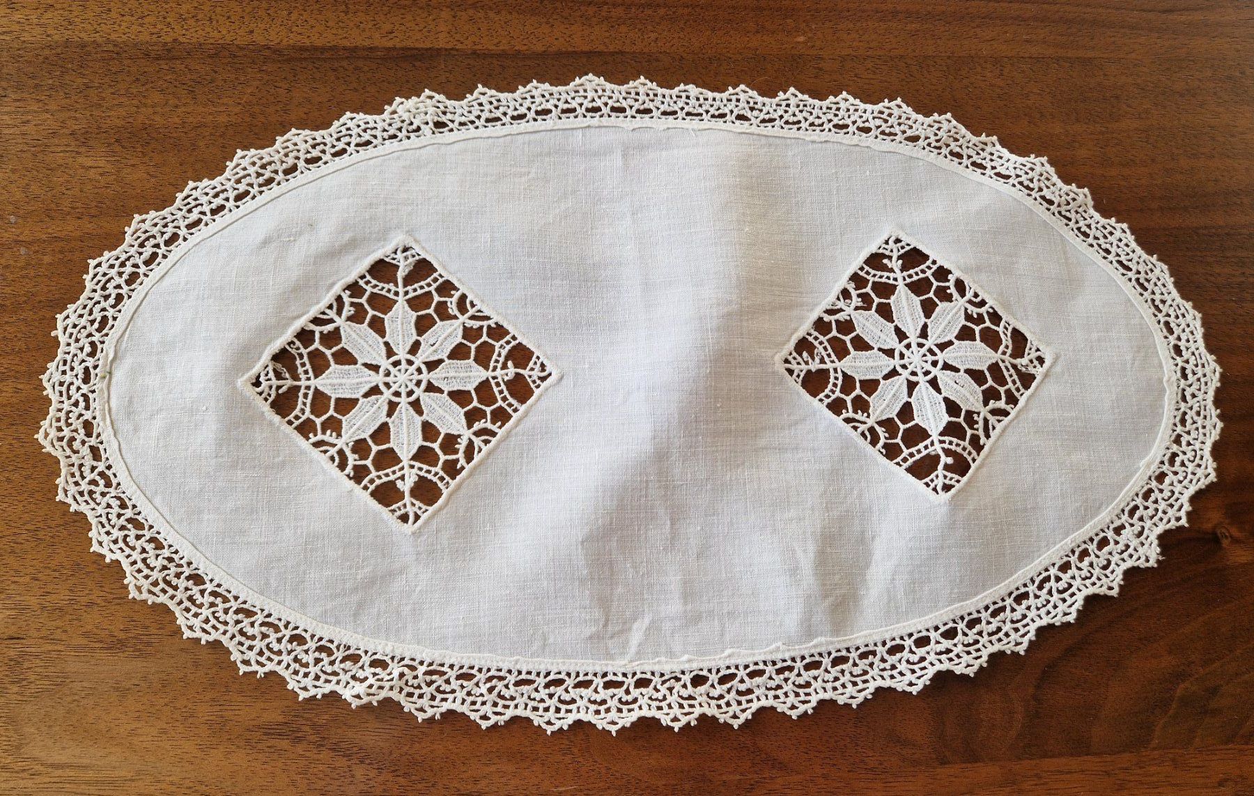 Altra biancheria da tavola: Feine Deckchen mit St. Gallen Spitze, 41x23cm – Nuovo (secondo la descrizione) da Bern venduto da Antikbatik 2