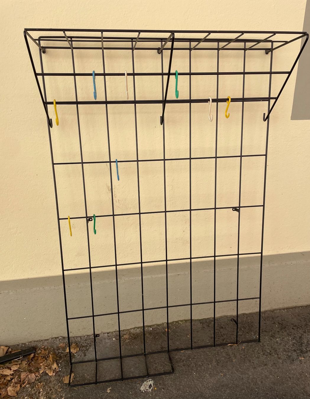 Guardaroba: Drahtgitter Garderobe evt. von Karl Fichter oder String – Usato da Bern venduto da winkelbern 1