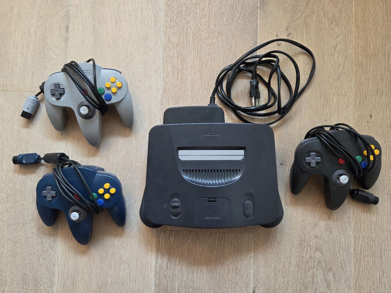 Nintendo Konsolen: Nintendo 64 Konsole mit drei Controllern – Gebraucht aus Altendorf von sel_x9x5 1