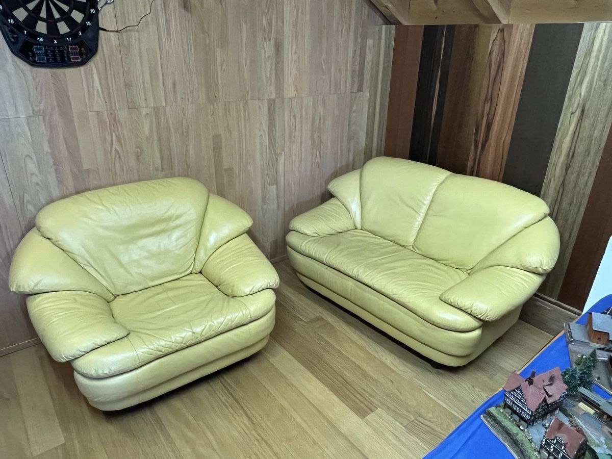 Sofas: Ledersofa 2-Sitzer und 1-Sitzer hellgelb – D'occasion à Wängi par Maggj