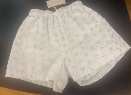 Short mit Lochstickerei in Silber!