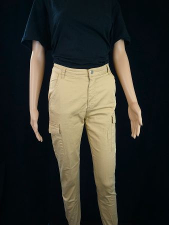 Zwei Damenhosen in Beige und Schwarz