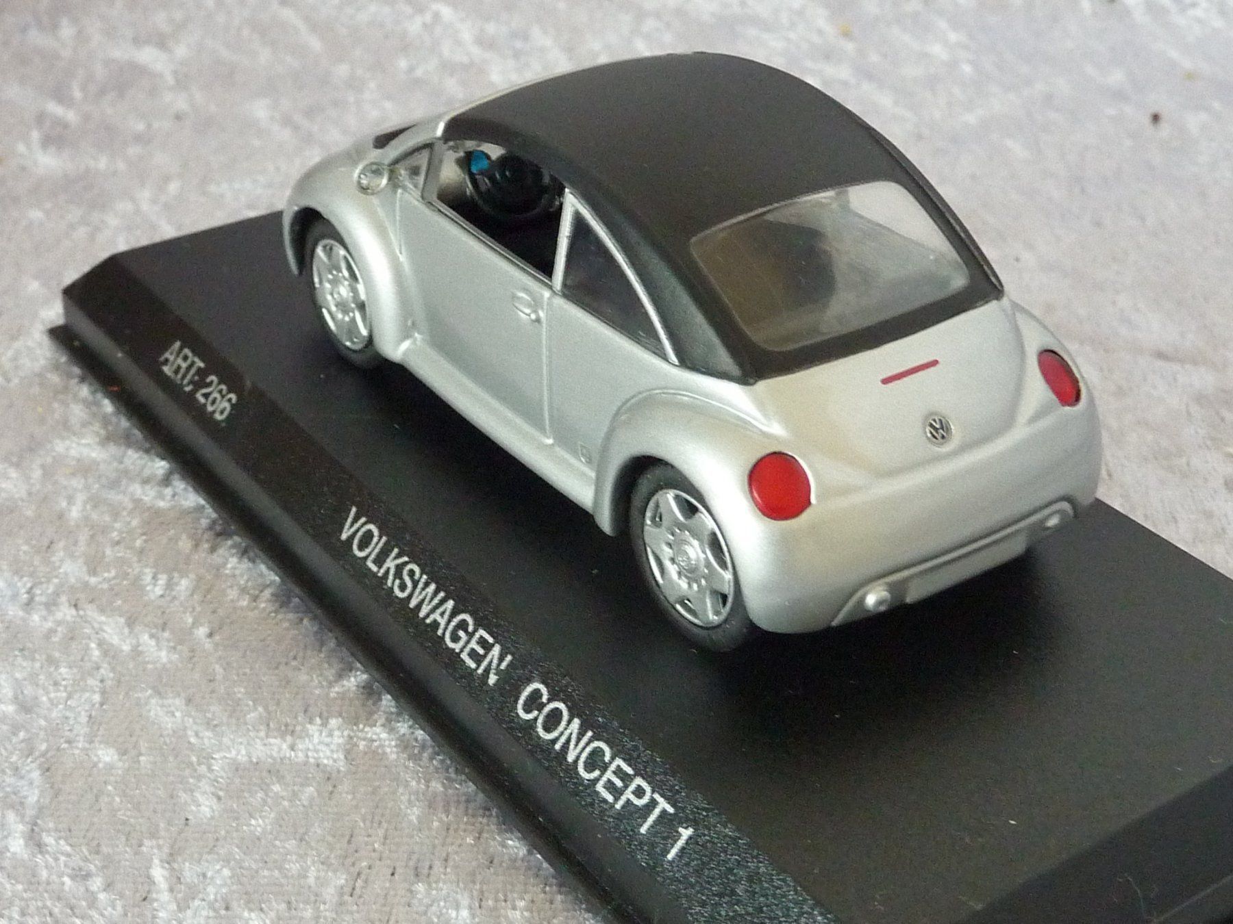 Volkswagen Modellini d'auto: VW Beetle Concept silber   1:43 – Nuovo e nell'imballaggio originale da Dürrenäsch venduto da modellautos4you 3