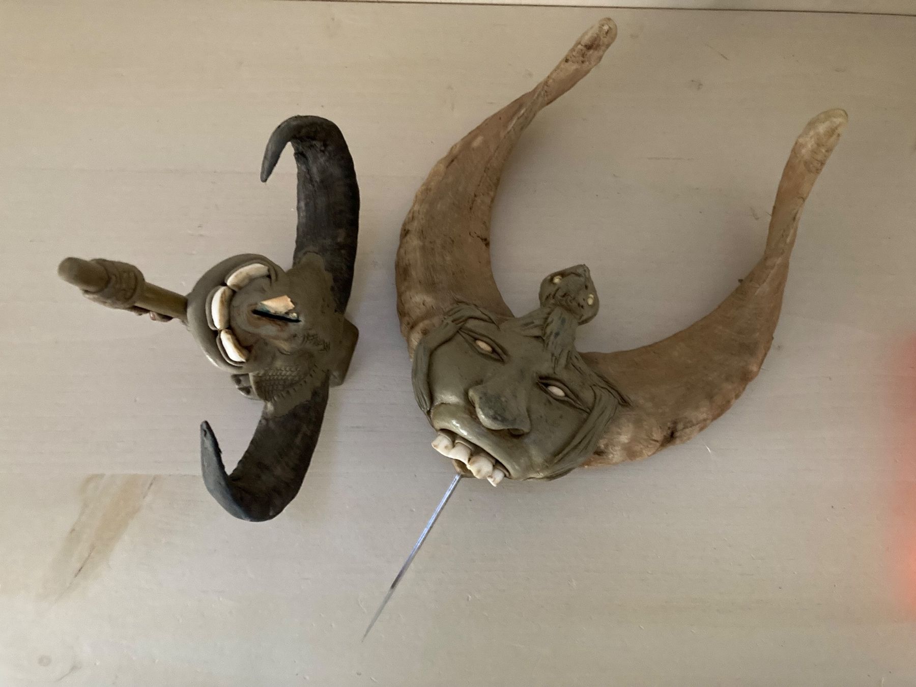 Statuette: Keramikfigur echte Hörner, Zähne, Messer – Usato da Bolligen venduto da abara1 4