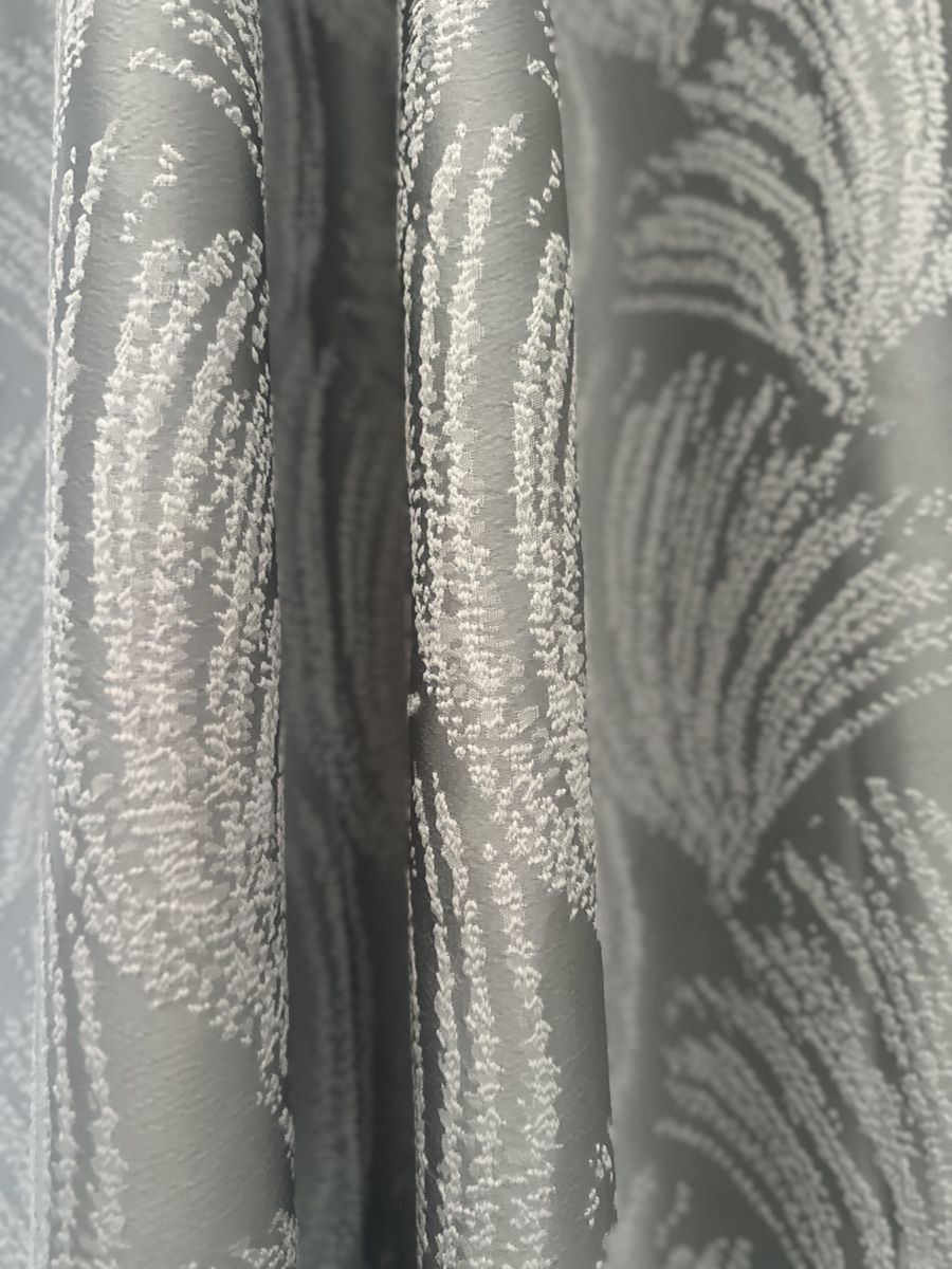 Rideaux: Elegant Silver Grey Textured Curtains – Set of 2 – D'occasion à Zürich par Curated.Chapters 1