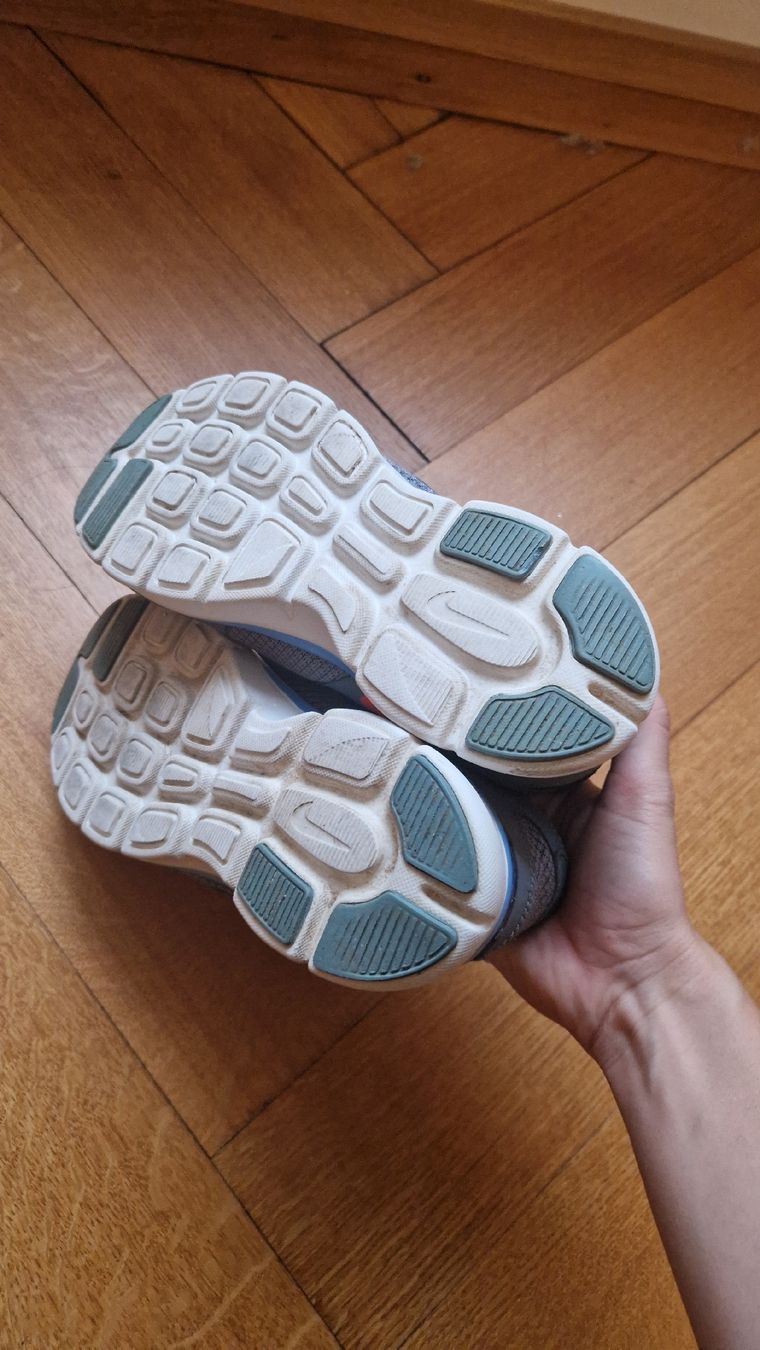Nike Scarpe da donna: nike grises avec détails bleus et oranges – Usato da Vevey venduto da pau_5qql 2