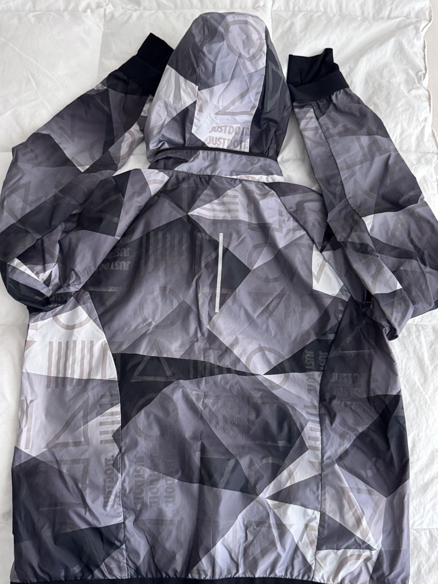 Nike Giacche: Nike Running Lightweight Jacket - Gray Black Pattern – Nuovo (secondo la descrizione) da Zürich venduto da Tanja_G88 4