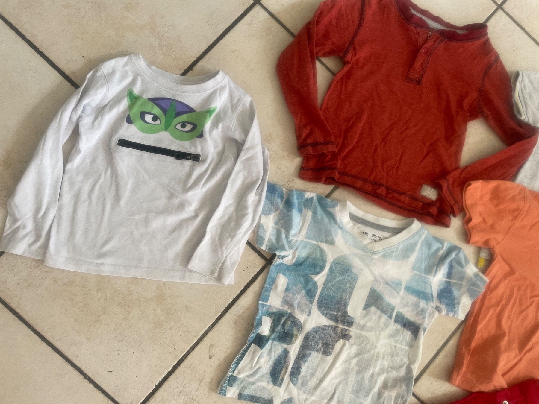 Lotti & Set di vestiti: Cooles Manor/Campus Kleiderpaket Gr.98/104 – Usato da Obergerlafingen venduto da cabo4 1