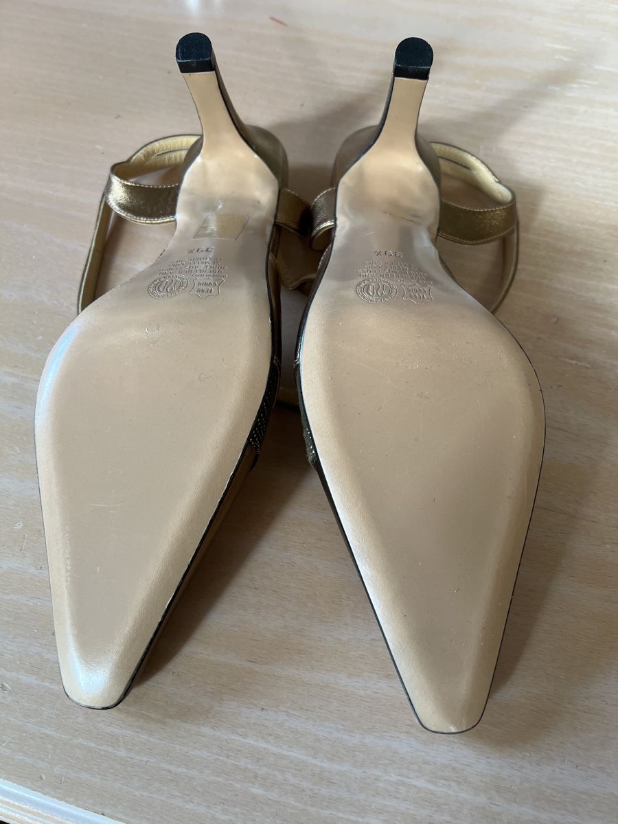 Scarpe da donna: 1 paire de chaussures taille 39.5 couleur bronze neuves cuir – Nuovo (secondo la descrizione) da Charmey (Gruyère) venduto da Rolando6 1