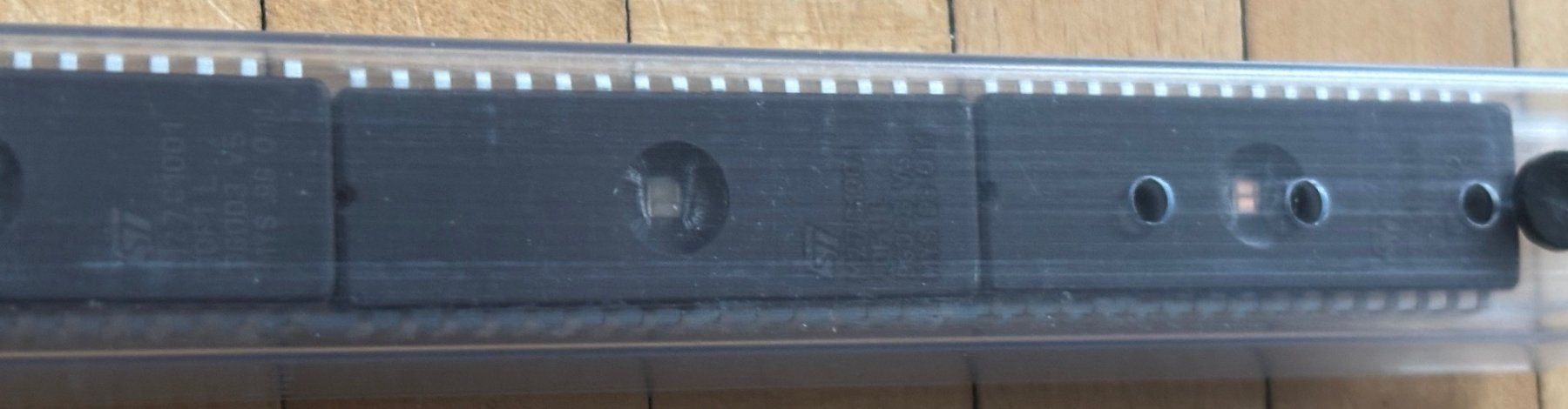 Componenti elettronici: 8 Stück M27C1001-10F1 UV EPROM Chip -  STMicroelectronics – Nuovo e nell'imballaggio originale da Bassersdorf venduto da Antaris01 1