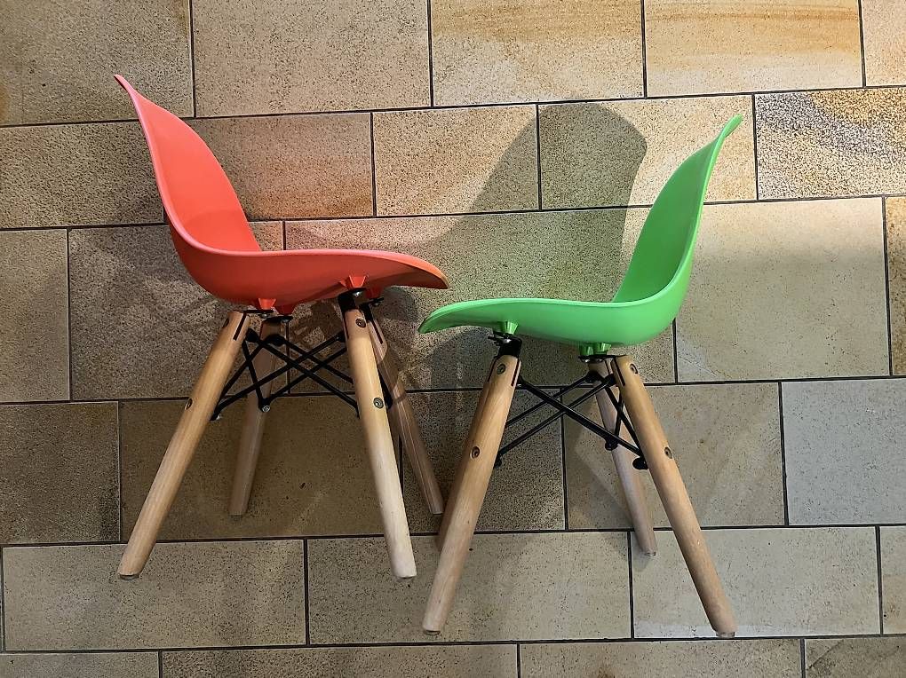 Chaises: Kinderstühle wie Eames Chair – D'occasion à Bäch SZ par chrk