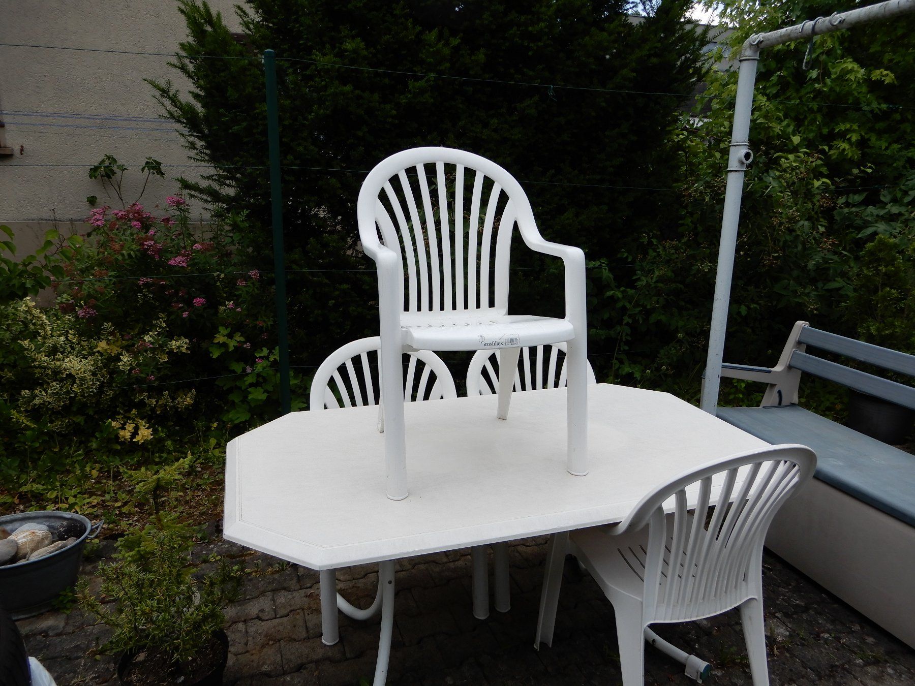 Set di tavolo e panche: Gartentisch weiss mit 4 Stühlen gebraucht – Usato da Staufen venduto da Bruneas 2