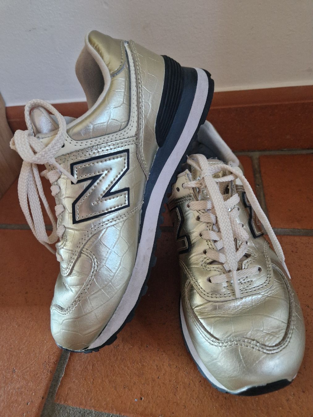 New Balance Scarpe da donna: New Balance Sneaker gold 38 – Usato da Lichtensteig venduto da Cocabana_16 1