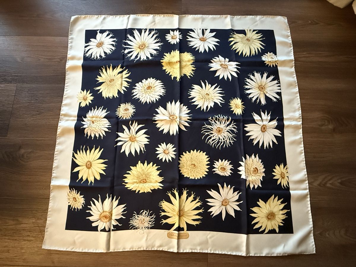 Salvatore Ferragamo Foulards, Tücher & Schals: Salvatore Ferragamo Seidentuch Blumenmuster, – Gebraucht aus Aarburg von Schatzaffe