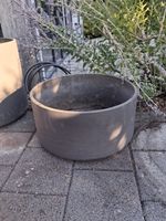 Pflanztopf rund aus Beton grau gebrauchter Zustand