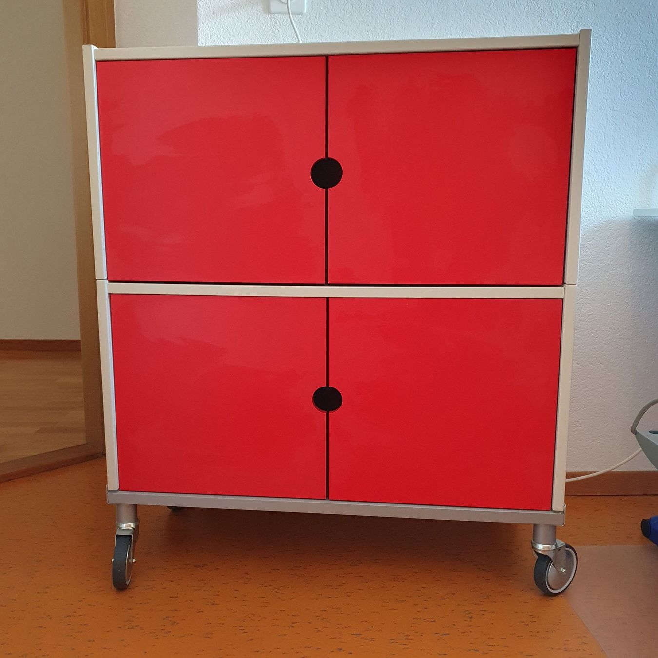 Ikea Korpus: Büromöbel auf Rollen – Gebraucht aus Wetzikon von Heia01