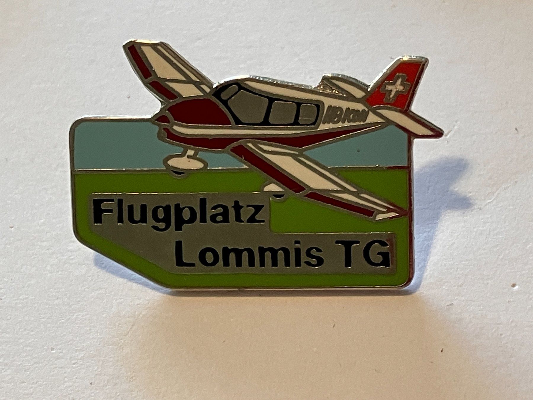 Placchette & Badge: 1 Pin Flugplatz Lommis TG – Usato da Basel venduto da djwwpp
