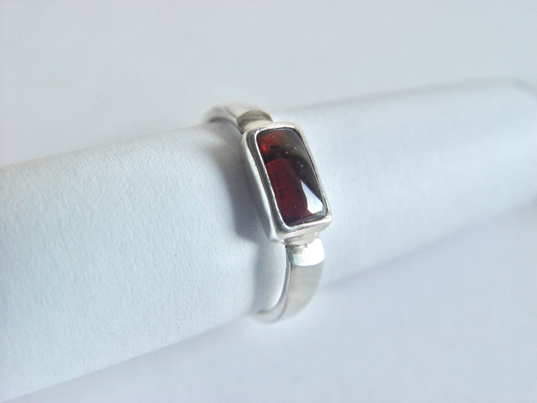 Olga Ribler Ringe: Silber Ring mit Granat – Gebraucht aus Henggart von elsternwerk 2