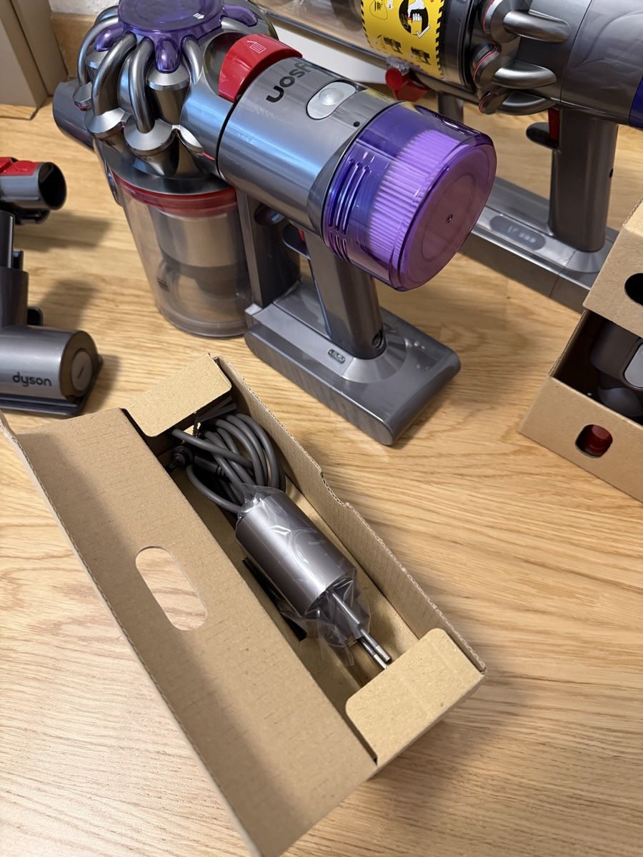 Dyson Staubsauger & Zubehör: Dyson V10 et Dyson V8  – Gebraucht aus Meyrin von SA_3006 4