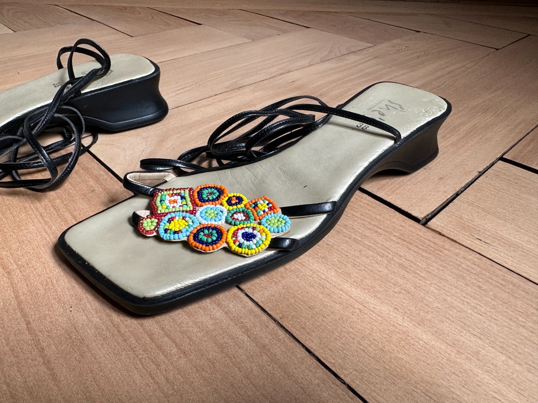 Chaussures femmes: SHE'S - Schnürsandale schwarz mit Perlchen 38 – D'occasion à Zürich par Diazaio 1