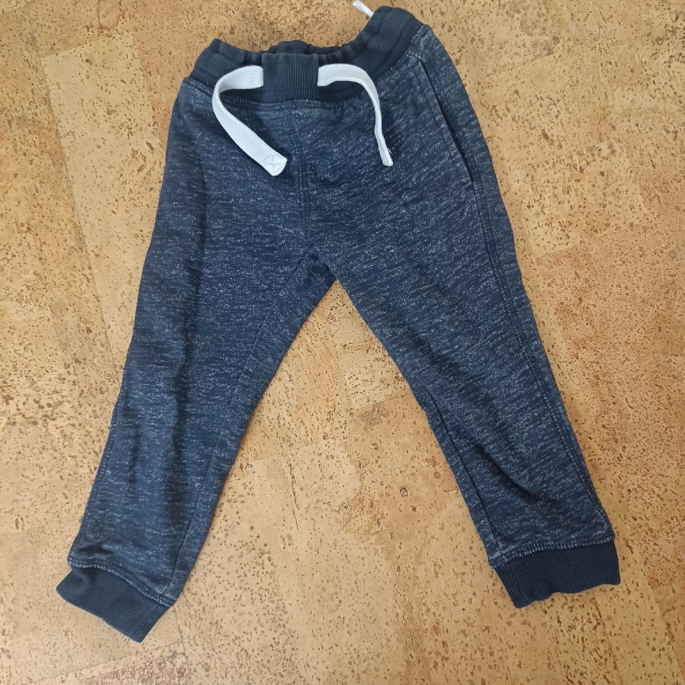 Pantalons: Trainerhose Grösse 92 – D'occasion à Jaberg par urig17.