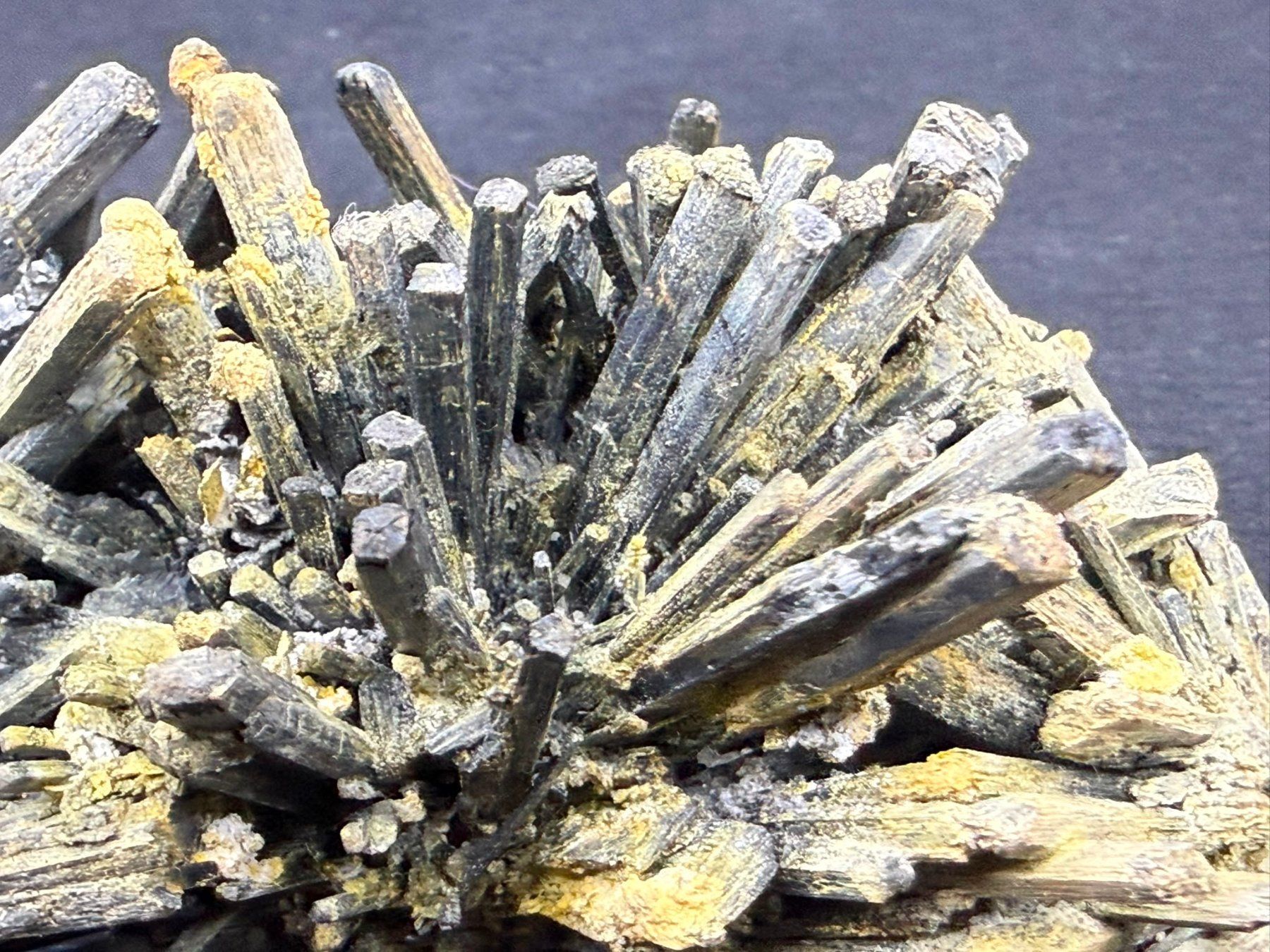 Minerali & Pietre curative: Stibnit mit Stibiconit Überzug – Usato da Schinznach Bad venduto da Demerald 4