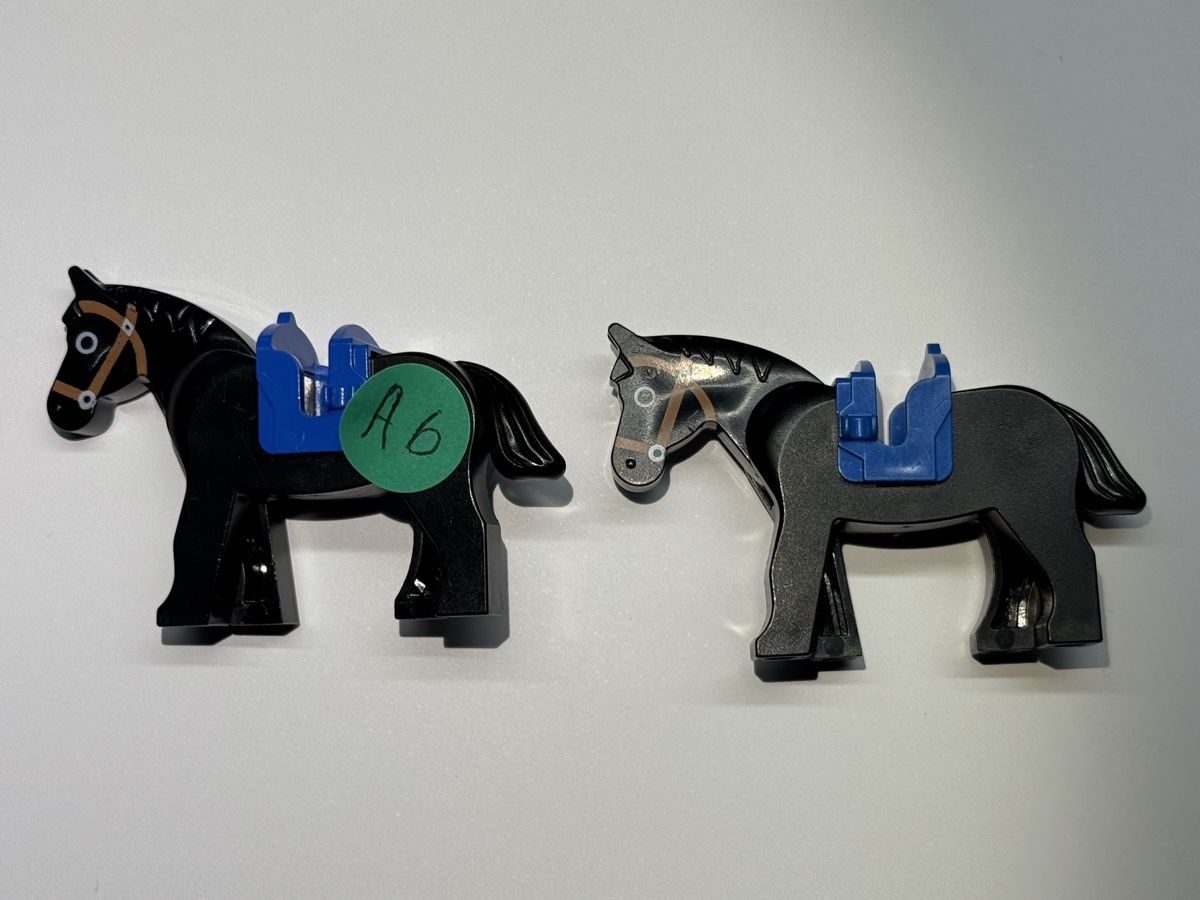 Lego Giocattoli: 2 schwarze Lego Pferde mit Sattel – Usato da Rheinfelden venduto da zim_2hqc 1