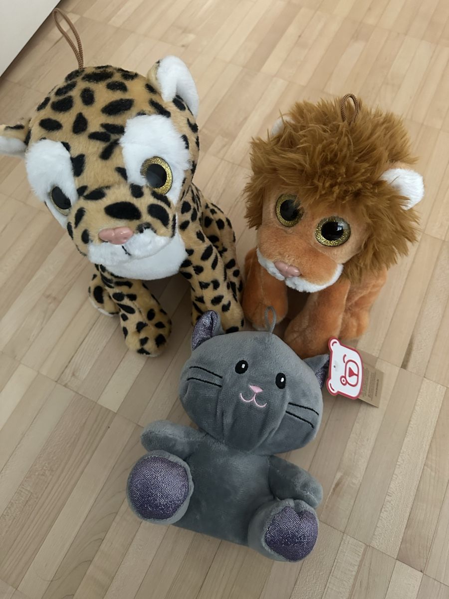 Spielzeuge: Kuschelige Plüschtiere Löwe Leopard Katze – Neu (gemäss Beschreibung) aus Luzern von ariazalea