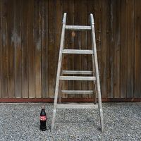 Alte klappbare Holzleiter