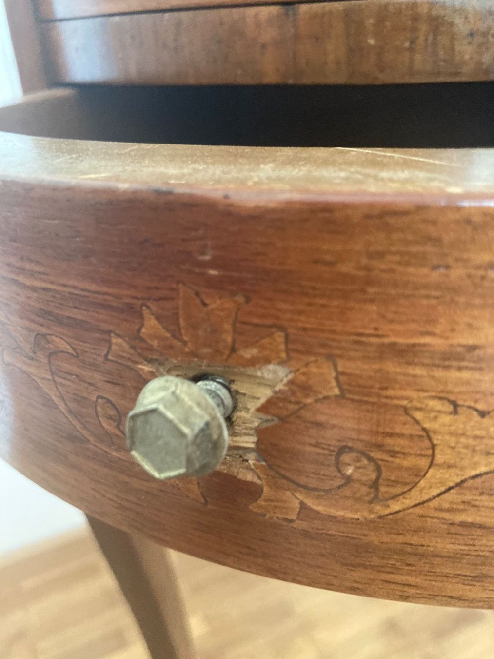 Commodes: Kommode mit eingelegten Ornamenten – D'occasion à Erstfeld par Pfiffholder 4