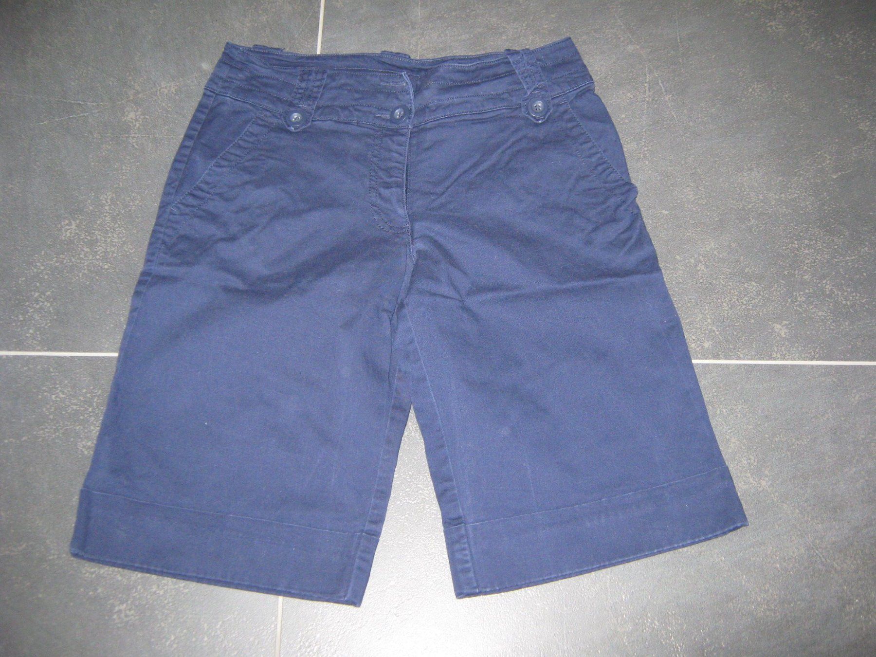 Hosen: 3 Damen Shorts, Grösse 36 – Gebraucht aus Niederweningen von sho_mb8y