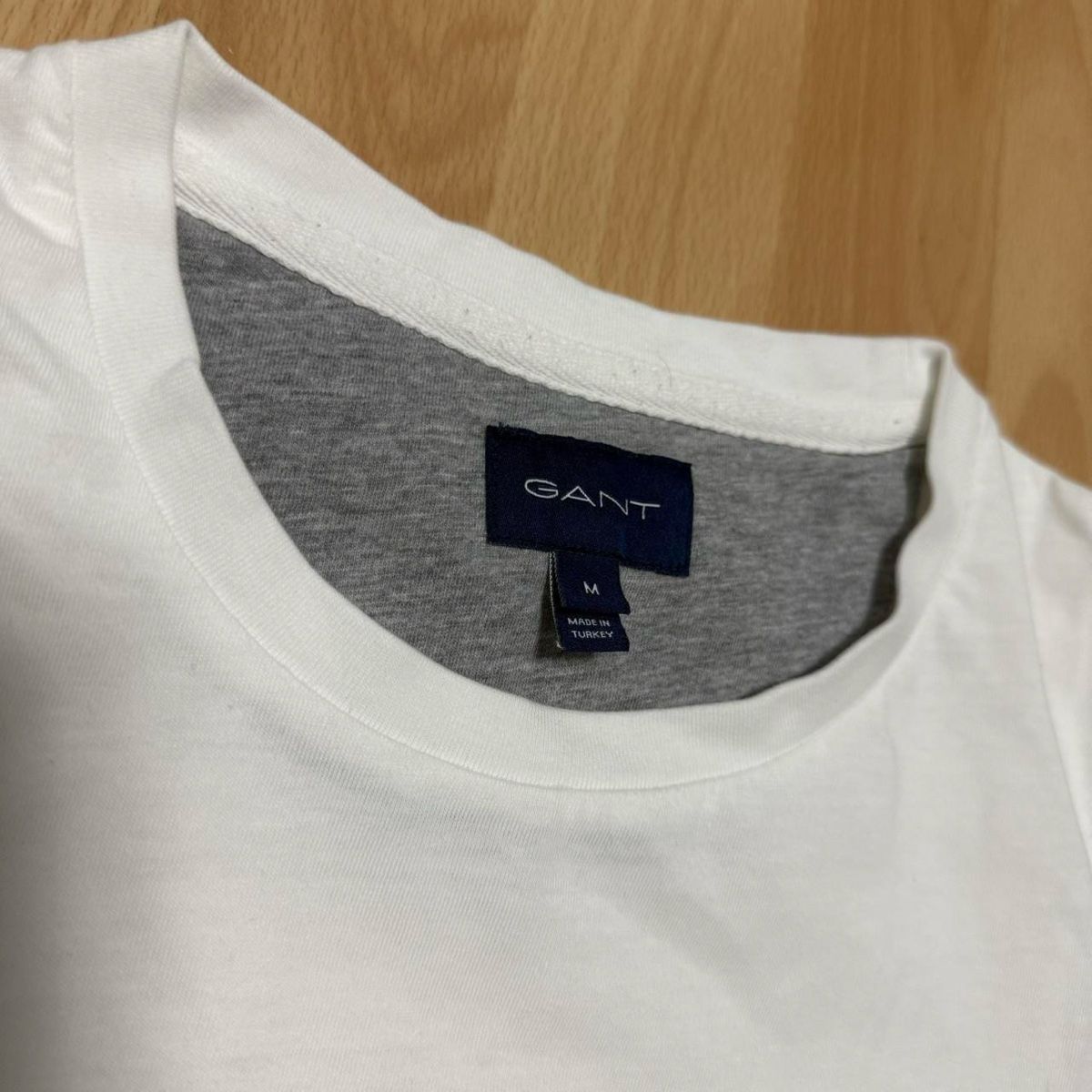 Gant T-shirt: GANT White T-shirt – Usato da Basel venduto da 1moonstar 1